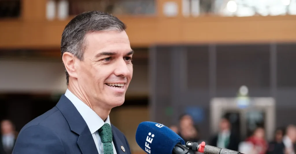 Pedro Sánchez ante los micrófonos de la prensa, protagonista de las apuestas sobre las elecciones generales del 29 de noviembre