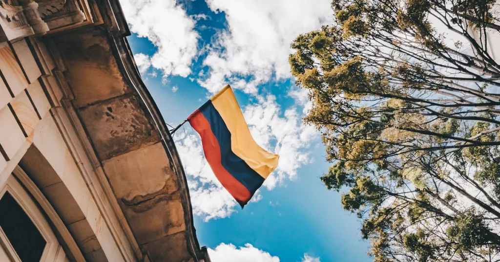 Bandera de Colombia en la fachada de un edificio antiguo