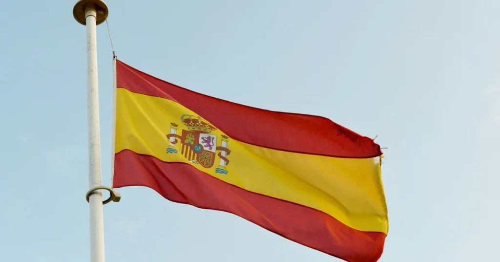 Bandera de España ondeando en un mástil