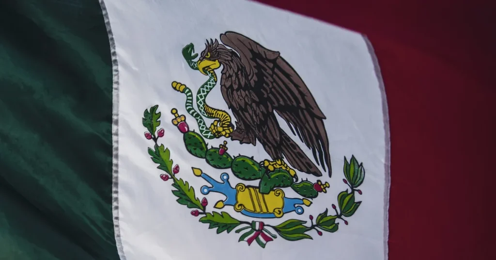 Bandera de México con el águila y la serpiente del escudo nacional