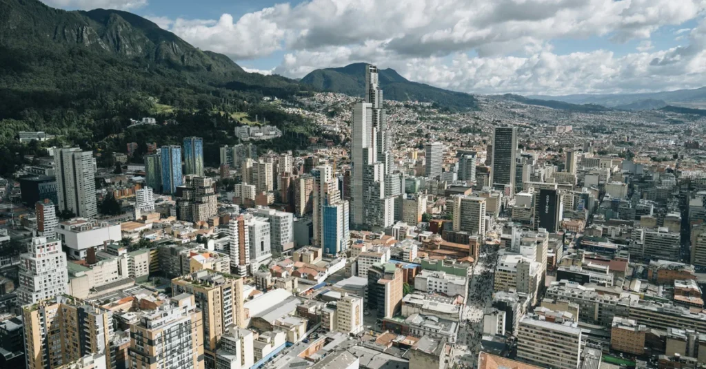 Vista aérea de una ciudad colombiana con montañas al fondo