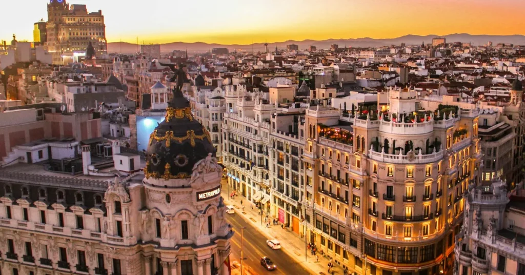 Vista aérea del edificio Metrópolis y la Gran Vía de Madrid