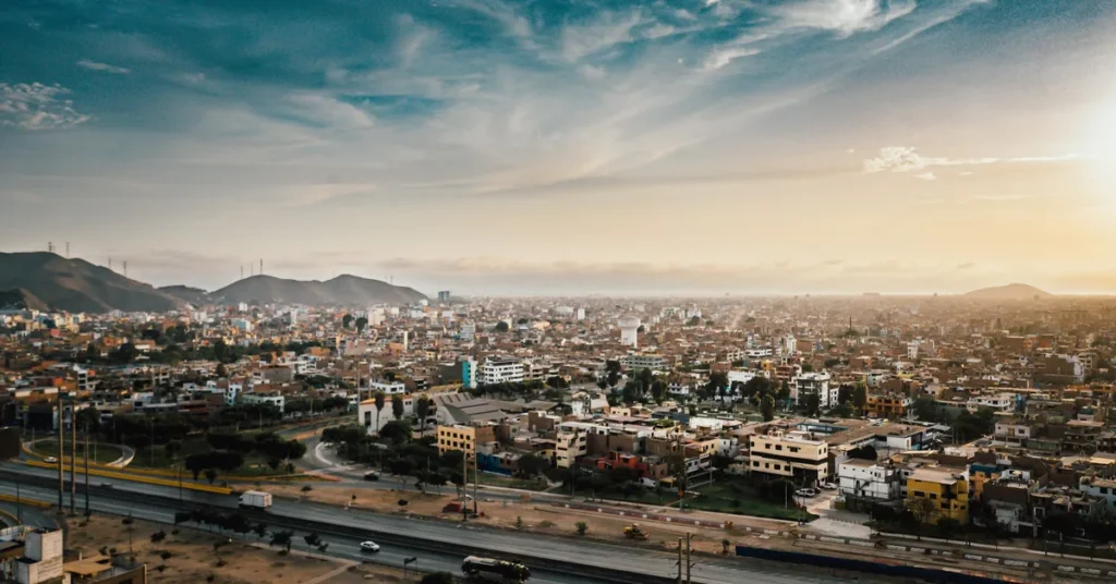 Vista de Lima con los cerros al fondo al atardecer