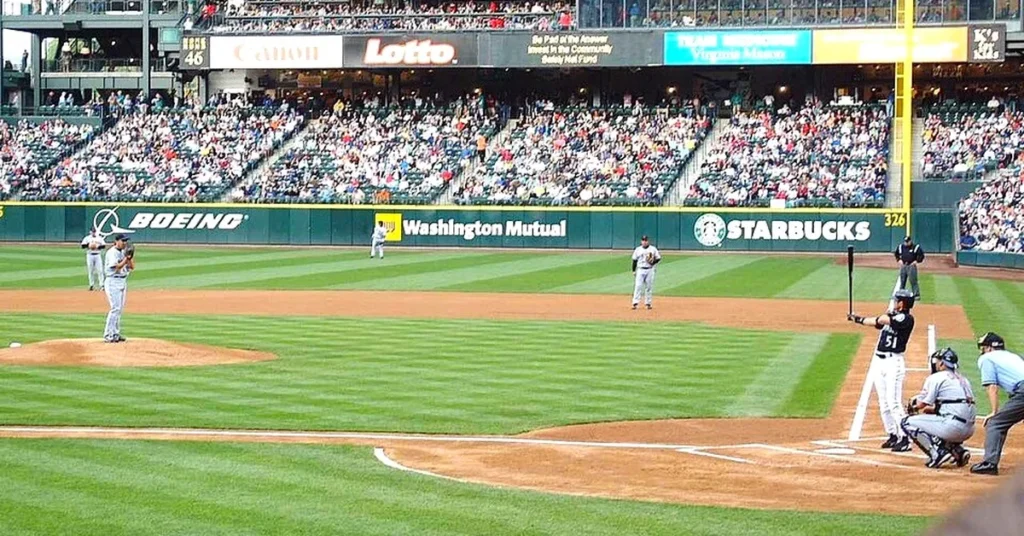 Bateador a punto de recibir el lanzamiento durante un partido de MLB con el estadio lleno